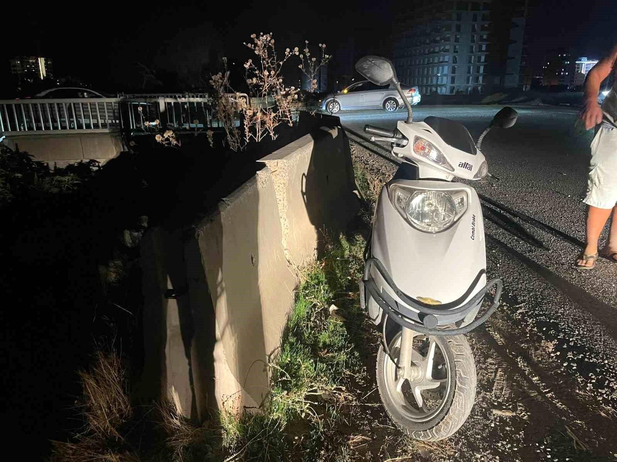 Antalya\'da Alkollü Motosiklet Sürücüsü Kaza Yaptı