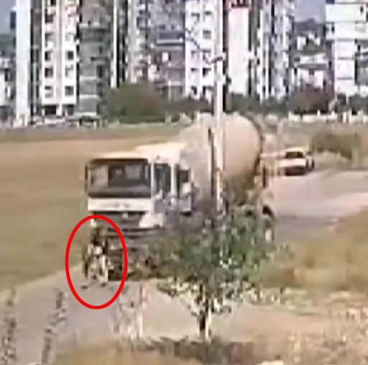 İzmir\'de beton mikseri kazası: Anne ve kız yaralandı