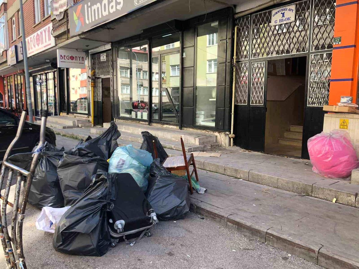 Erzurum\'da bir binanın bodrum katı çöp alanına dönüştü