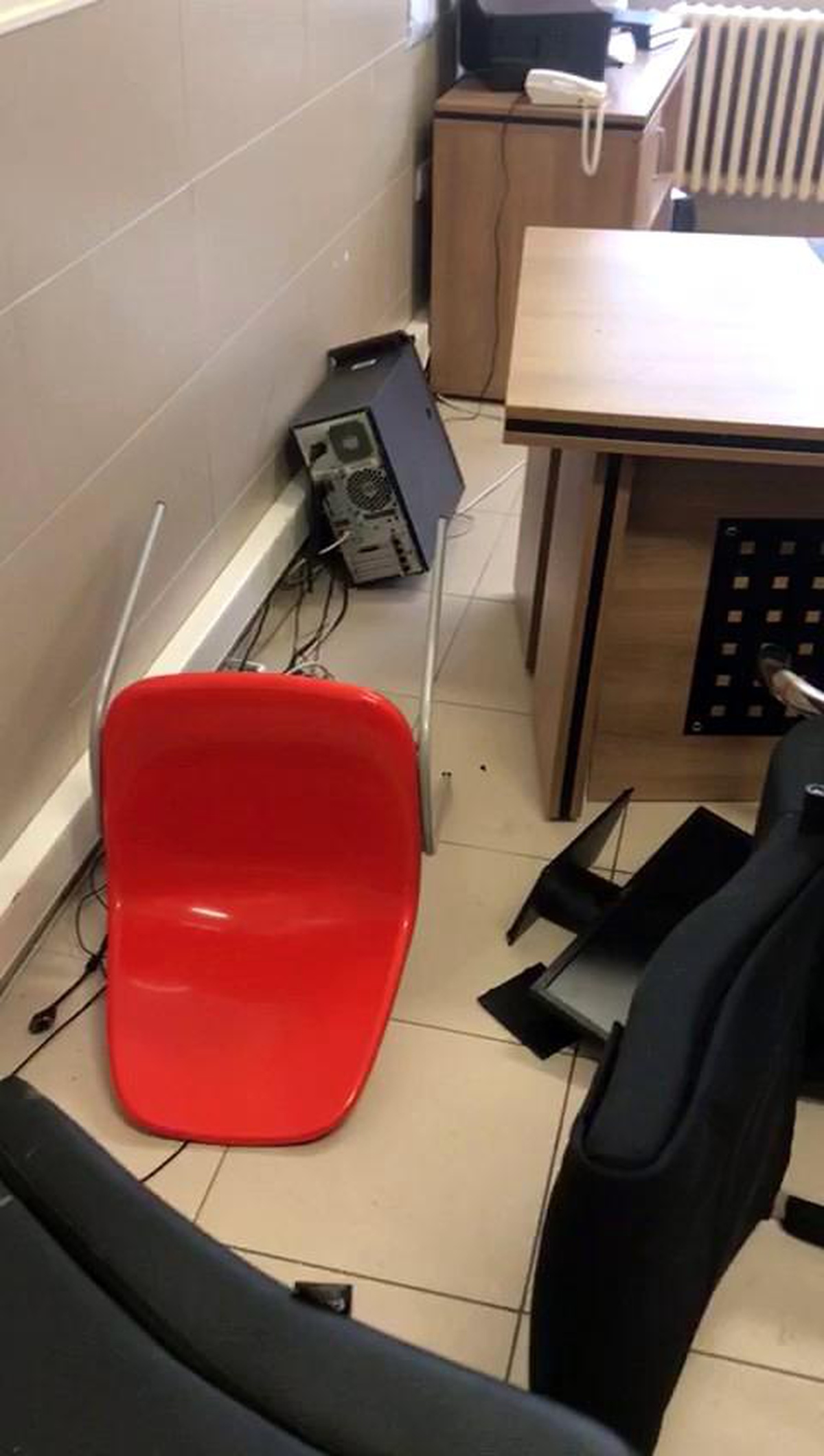 Öğretmenlere saldırı sonrası savaş alanına dönen öğretmenler odası kaydedildi