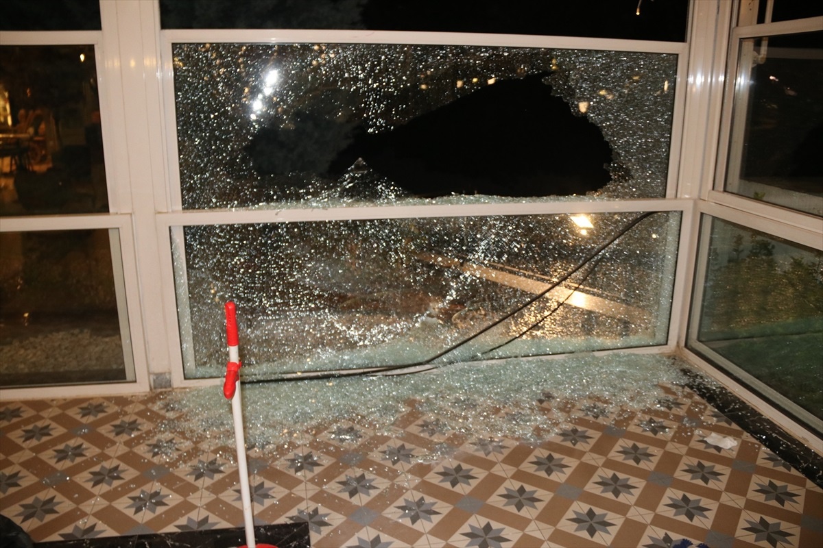 Diyarbakır\'da İş Yerlerine Silahlı Saldırı Anı Kamerada