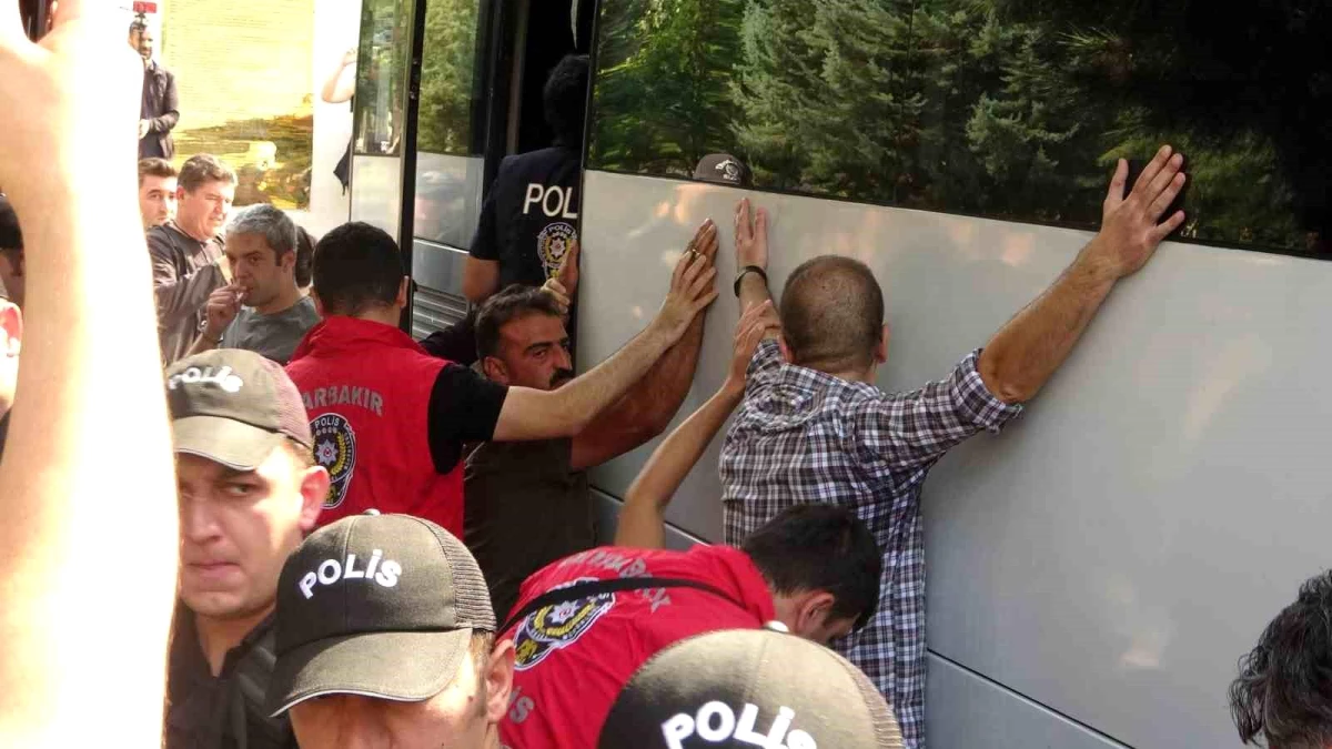 Diyarbakır\'da Öcalan\'ın çıkarılmasının yıldönümünde yapılan izinsiz yürüyüşte 103 kişi serbest bırakıldı
