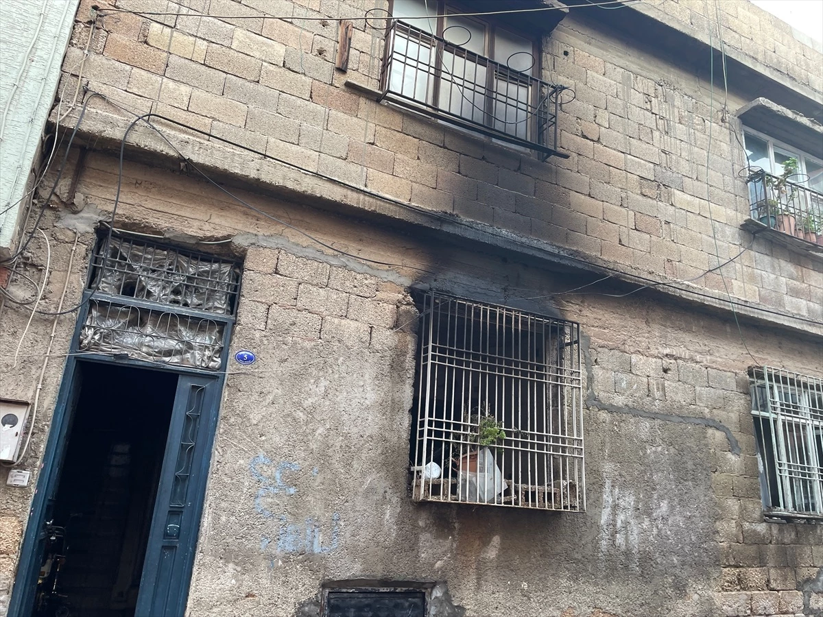 Gaziantep\'te Psikolojik Sorunları Olan Kişi Evini Ateşe Verdi