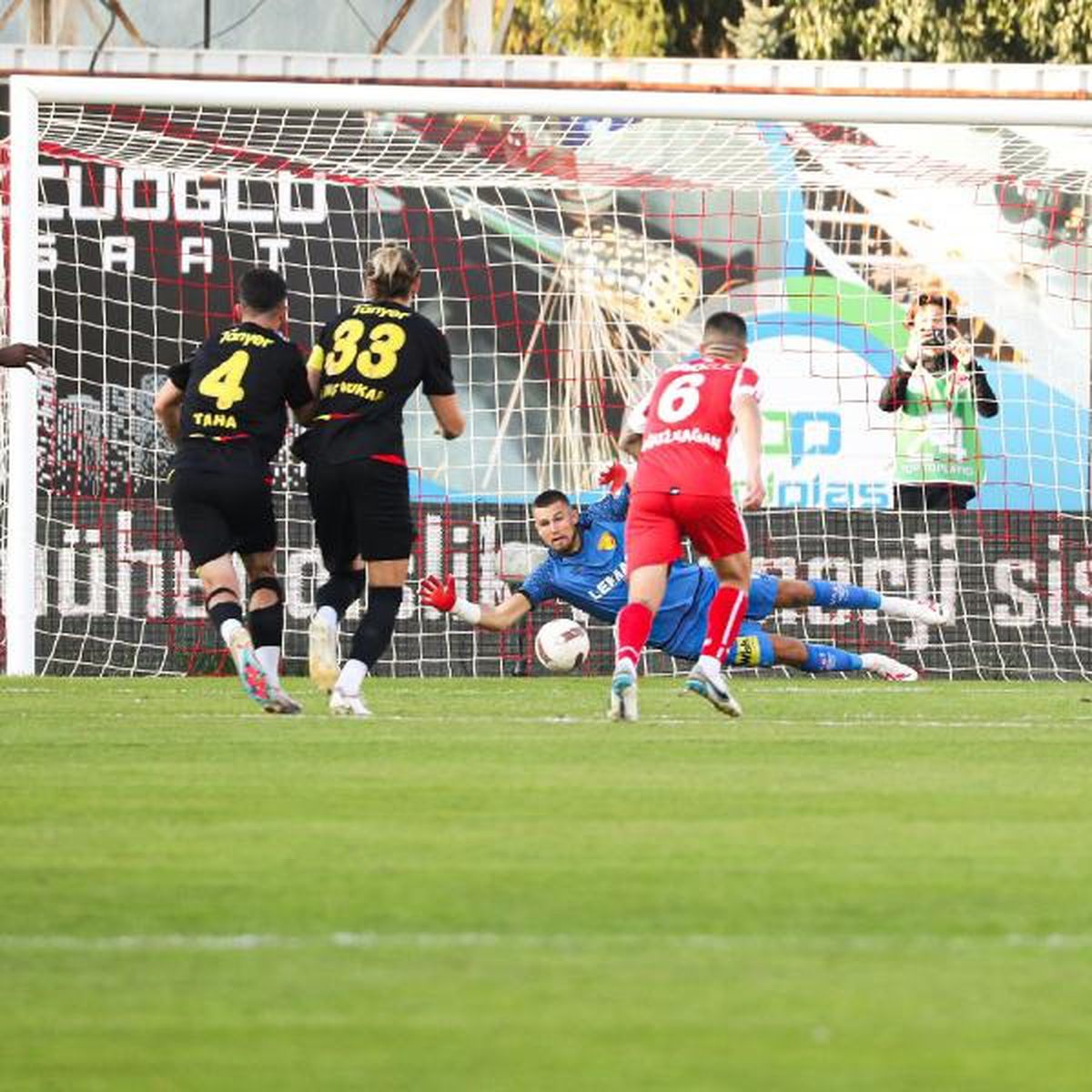 Göztepe\'nin kalecisi Mateusz Lis penaltılarda başarılı performans sergiliyor