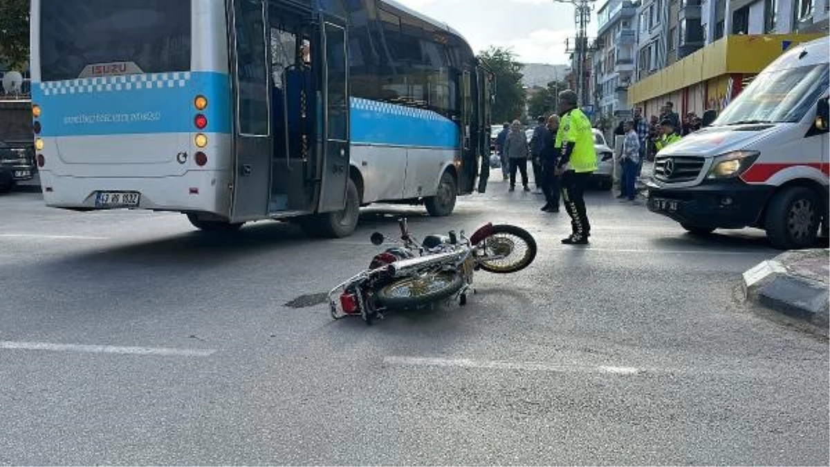 Halk otobüsüne çarpan motosikletin sürücüsü ağır yaralandı