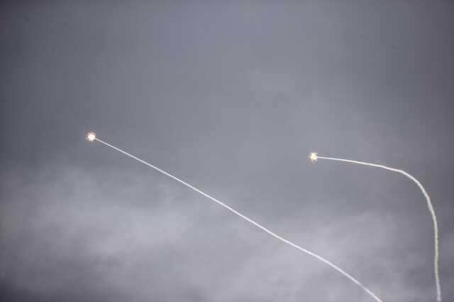 Hamas'ın füze saldırısı başlattığı Aşkelon'dan dumanlar yükseldi Hamas'ın füze saldırısı başlattığı Aşkelon'dan dumanlar yükseldi