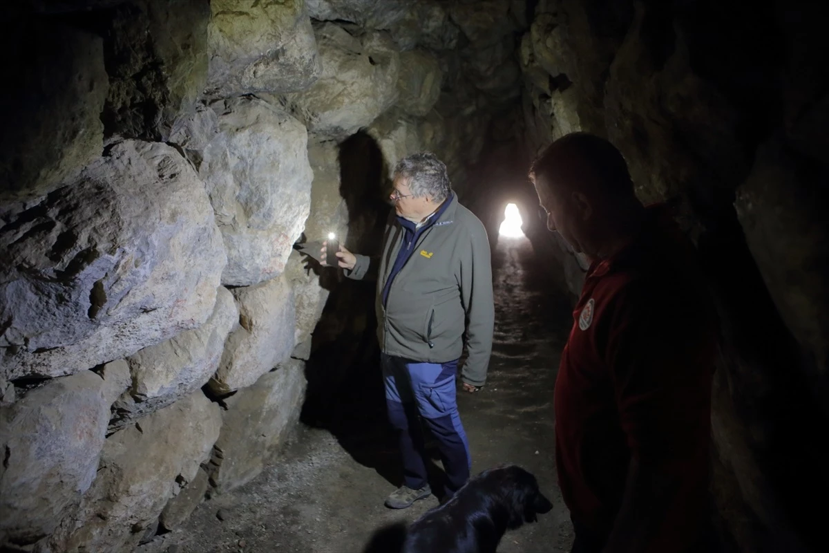Hititlerin başkenti Hattuşa\'da keşfedilen hiyeroglifler tüneli yapan kişi hakkında bilgiler içeriyor