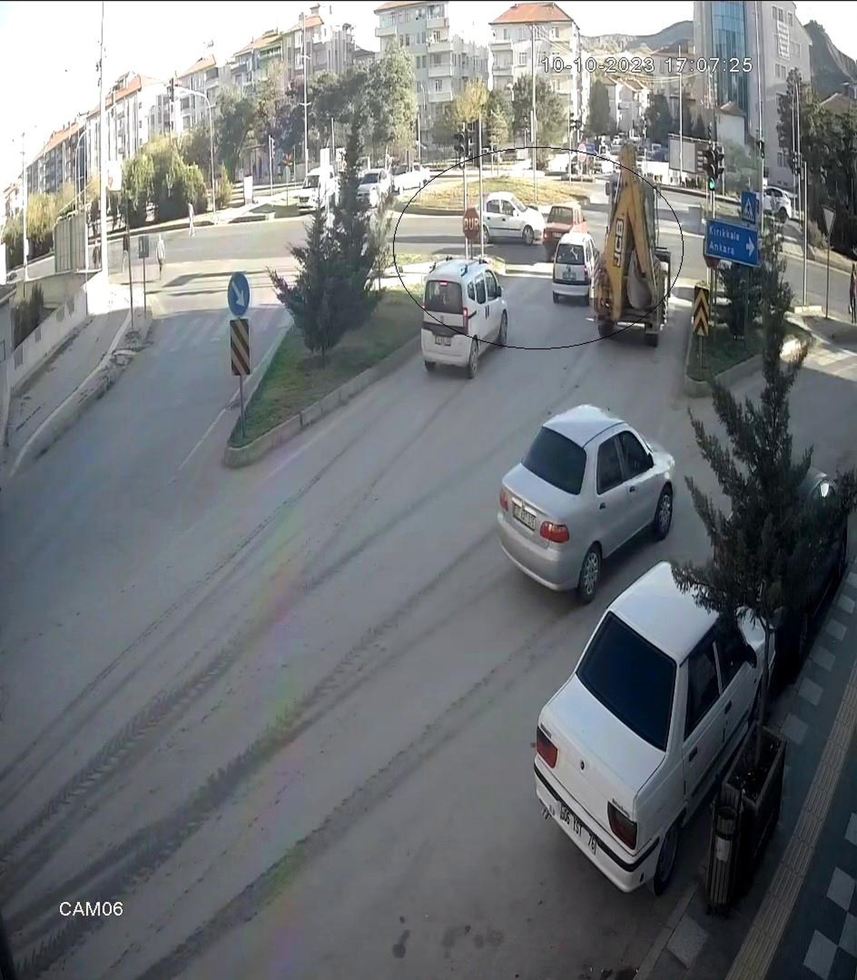 Sungurlu\'da İki Otomobilin Çarpışması Güvenlik Kamerasına Yansıdı