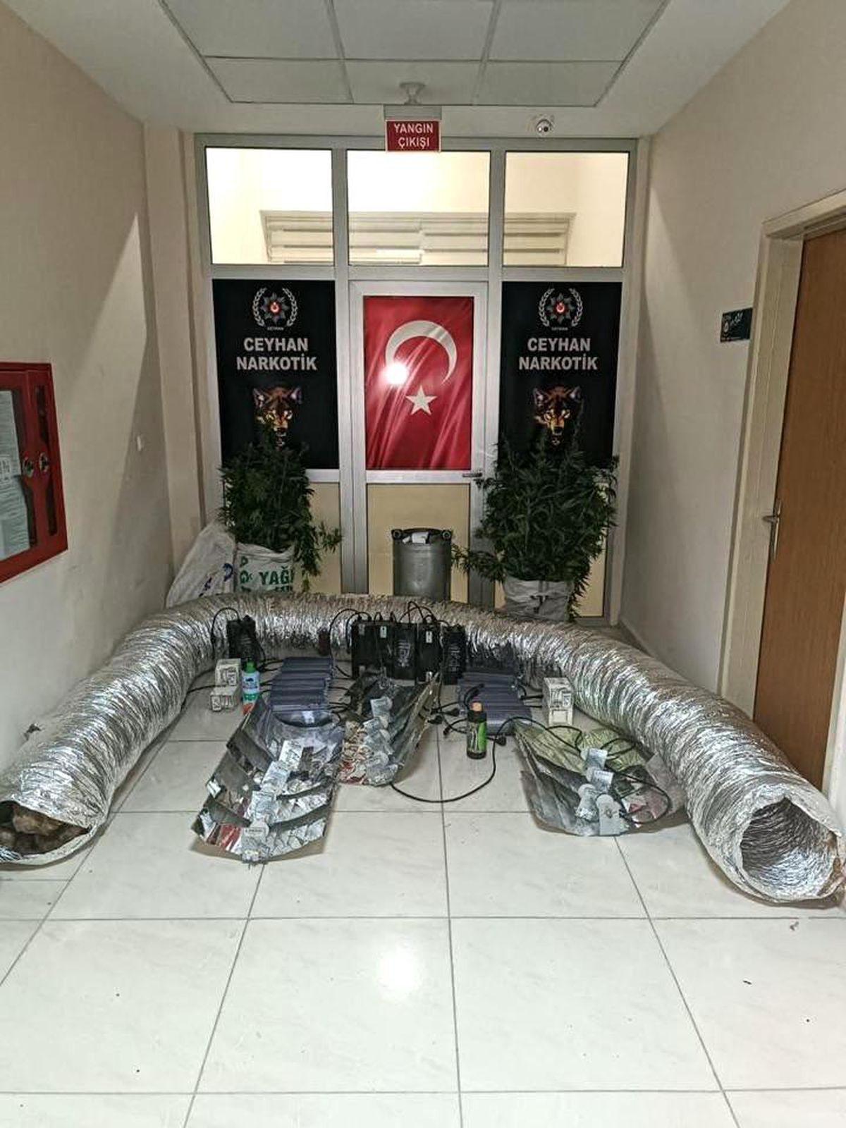 Adana\'da iklimlendirme-ışıklandırma sistemi ile Hint keneviri üretimi yapılan eve operasyon