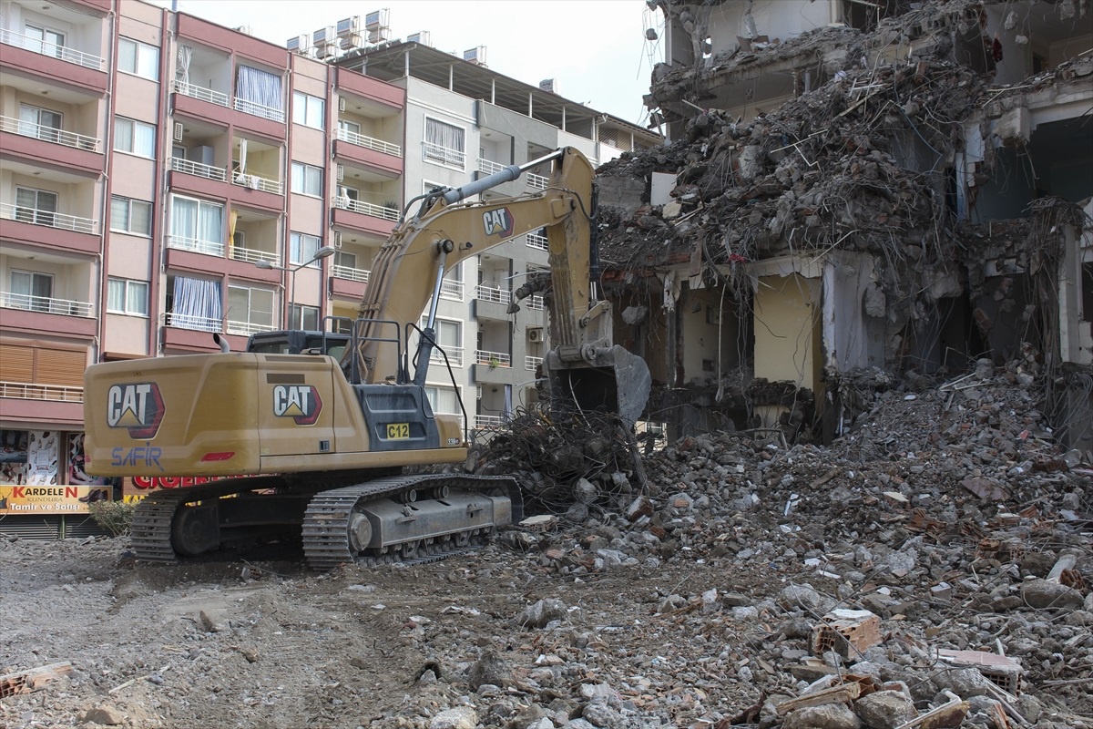 İskenderun\'da deprem sonrası bina yıkım ve enkaz kaldırma çalışmaları devam ediyor