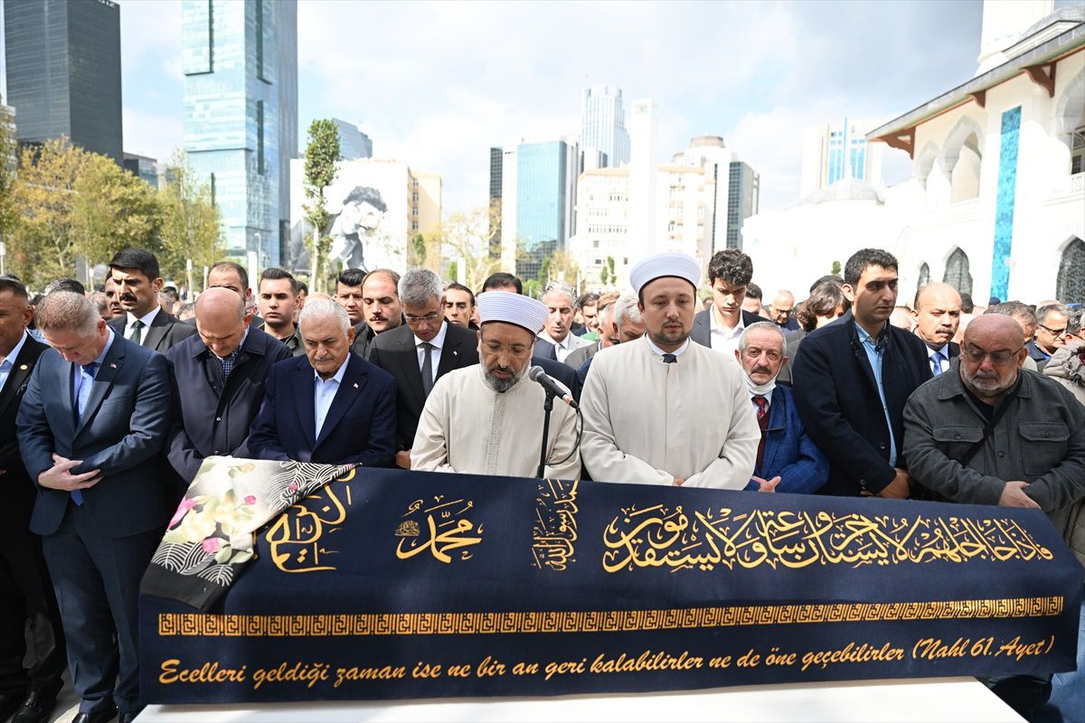 İstanbul İl Sağlık Müdürü Prof. Dr. Kemal Memişoğlu\'nun Annesi Son Yolculuğuna Uğurlandı