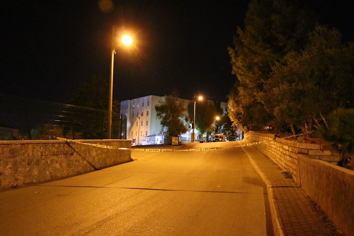 İzmir\'de Şüpheli Bavul Fünye İle Patlatıldı