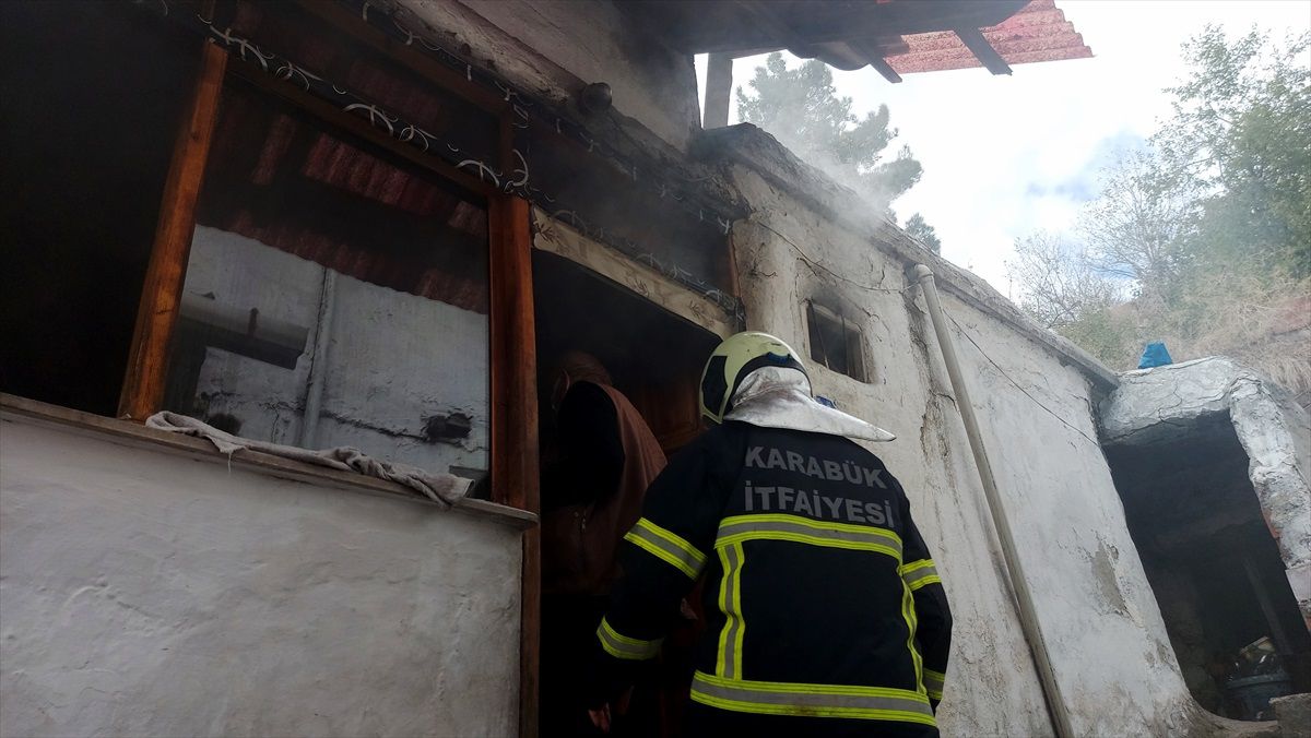 Karabük\'te 2 Katlı Evde Çıkan Yangın Sonucu 1 Kişi Hastaneye Kaldırıldı