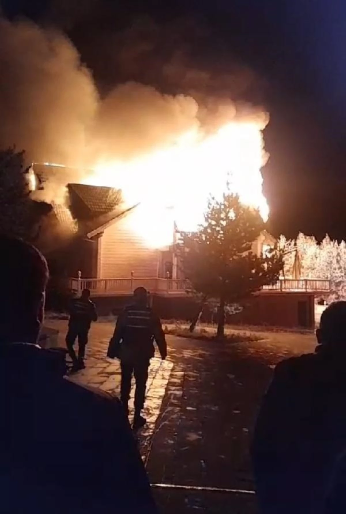 Kars\'ta Ağaçlardan Yapılan Kütük Evde Yangın Çıktı