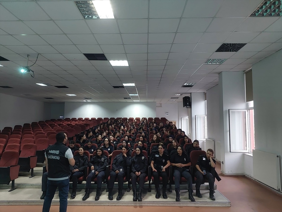 Kastamonu Polis Meslek Okulu öğrencilerine \'En İyi Narkotik Polisi Anne\' projesi tanıtıldı