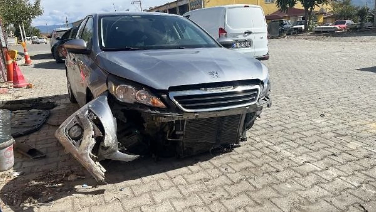 Tosya\'da otomobil bariyere çarptı: 5 yaralı