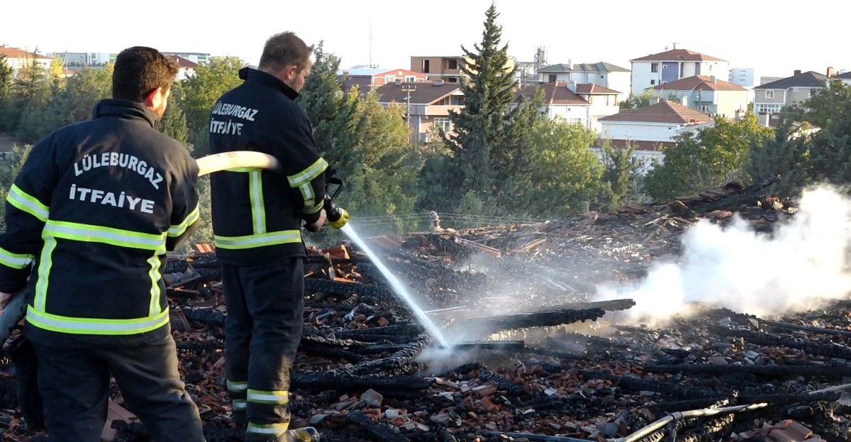 Kırklareli\'nde Lise Çatısında Yangın: Eğitim Öğretime Ara Verildi