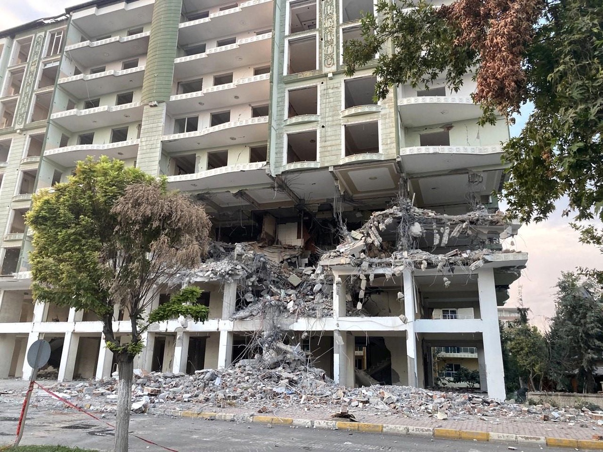 Adıyaman\'da Güçlükle Yıkılan Bina Herkesi Şaşırttı
