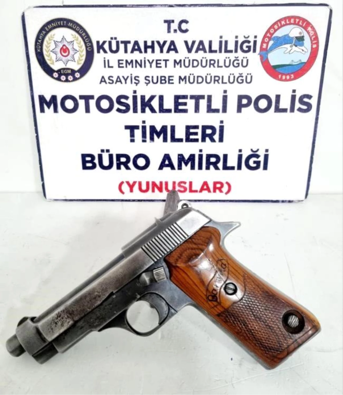 Kütahya\'da Motosikletli Polis Timleri Tarafından Yapılan Çalışmalarda Ruhsatsız Tabanca Ele Geçirildi