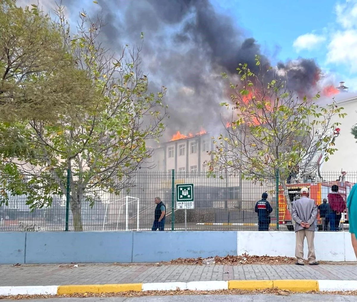 Lüleburgaz\'da Kız Meslek Lisesi\'nde Yangın Çıktı