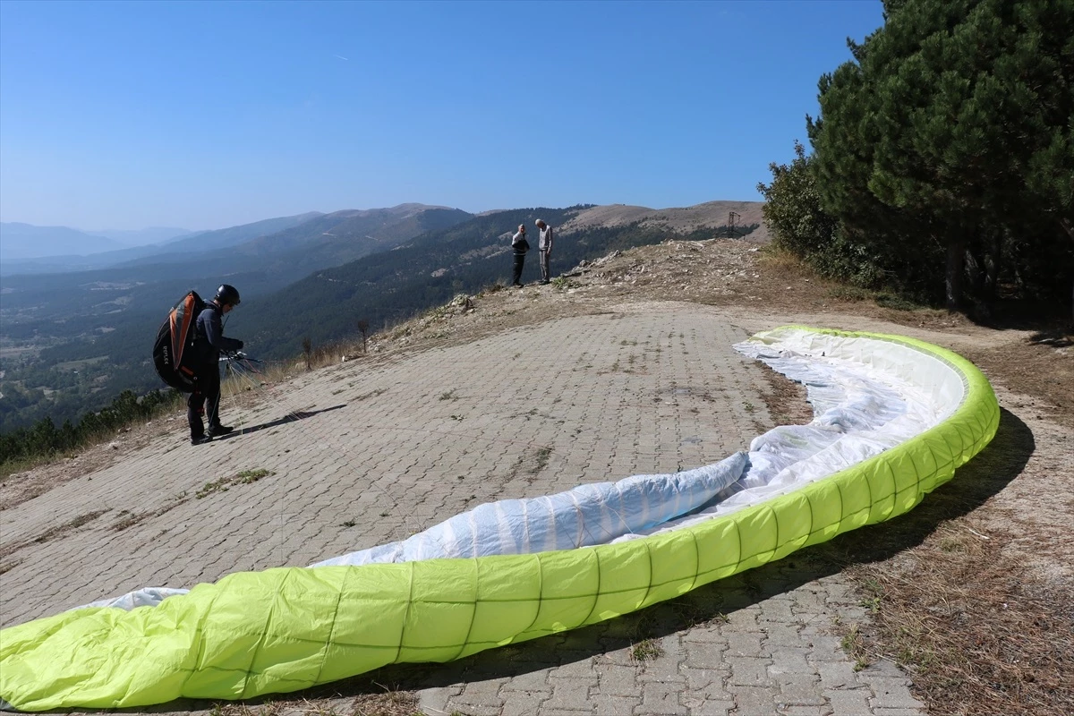 Abant Gölü Milli Parkı\'nda Yamaç Paraşütü Tutkunları Atlayış Gerçekleştirdi