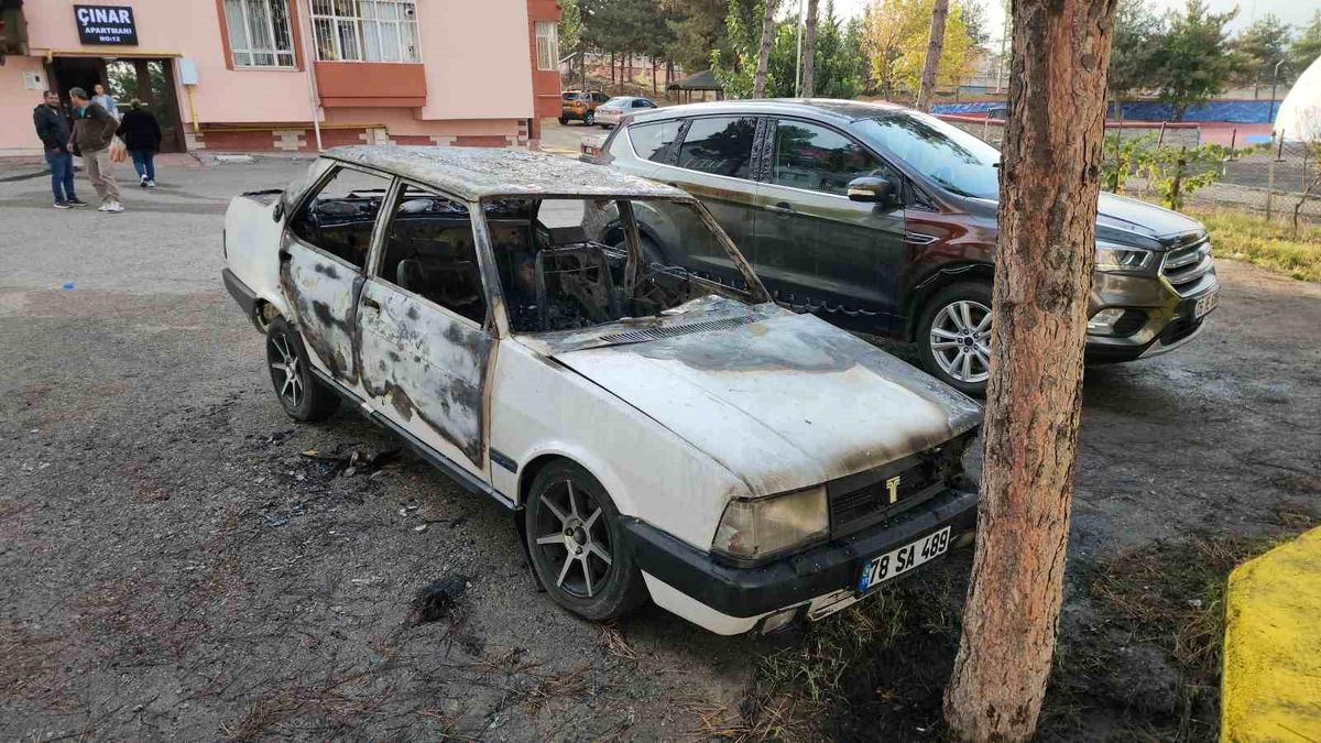 Karabük\'te Park Halindeki Otomobil Alev Topuna Döndü