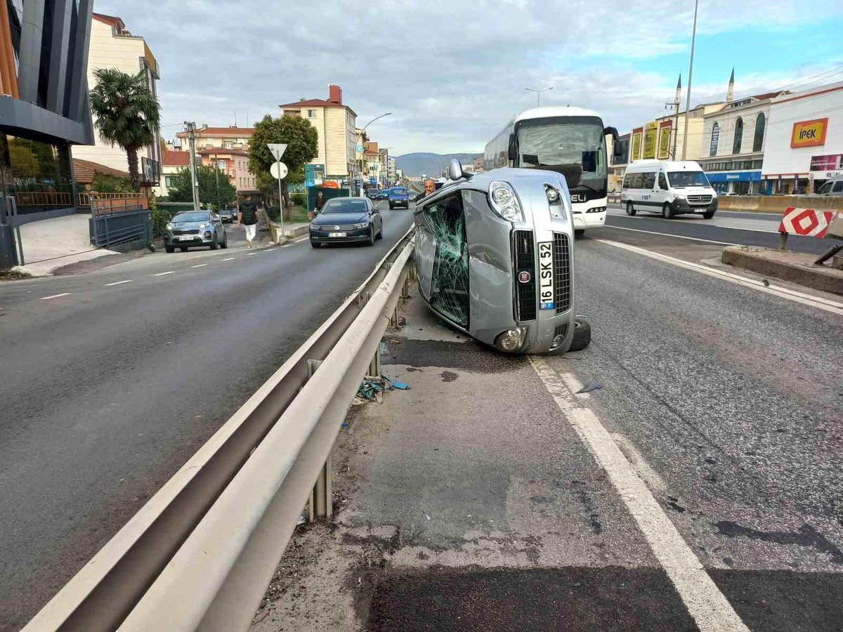 Kocaeli\'de otomobil refüje çarptı, bariyer sayesinde yuvarlanmadı