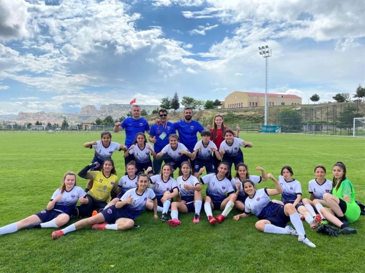 Salihli Öz Gençlerbirliği Kadın Futbol Takımı, Silopi Belediyespor\'u yenerek final turuna adını yazdırmak istiyor