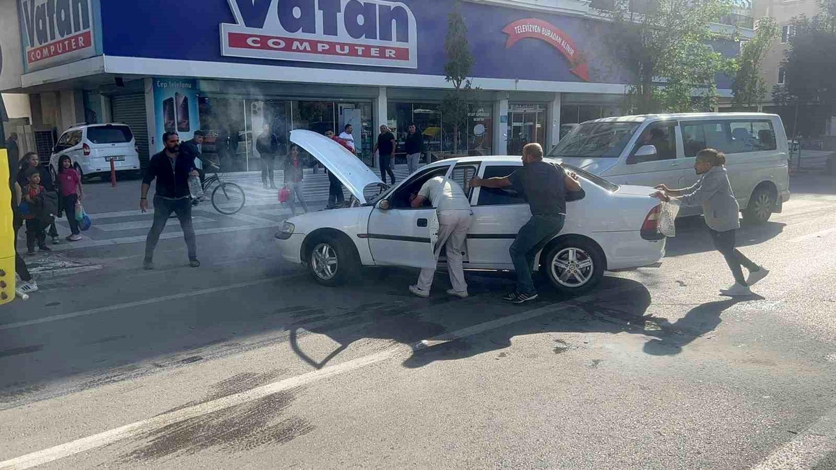 Aksaray\'da Motoru Yanan Otomobil Sürücü ve Vatandaşlar Tarafından Söndürüldü