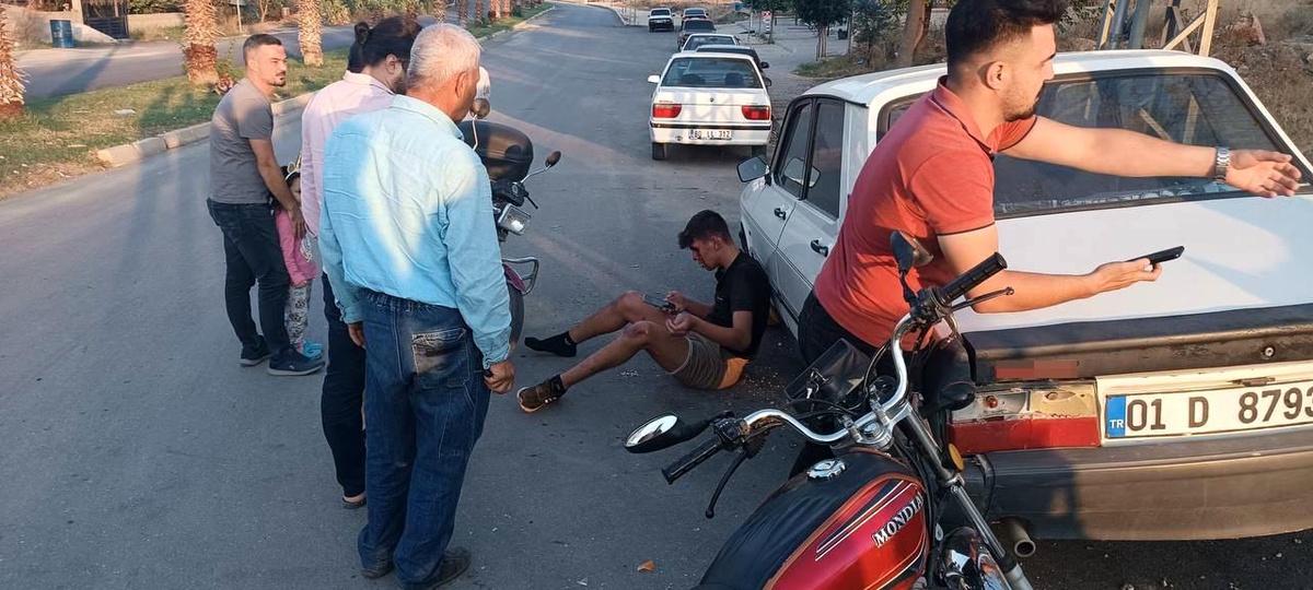 Adana\'da arı sokan motosikletli ağaca çarptı