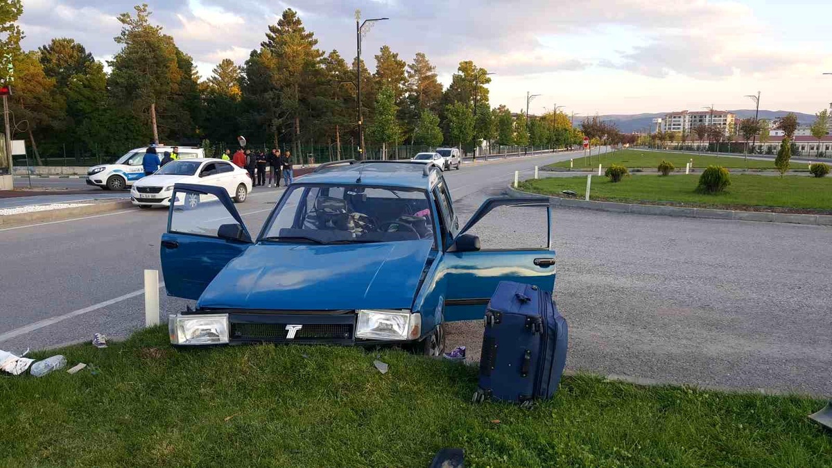 Sivas\'ta Trafik Kazası: 1\'i Çocuk 5 Kişi Yaralandı