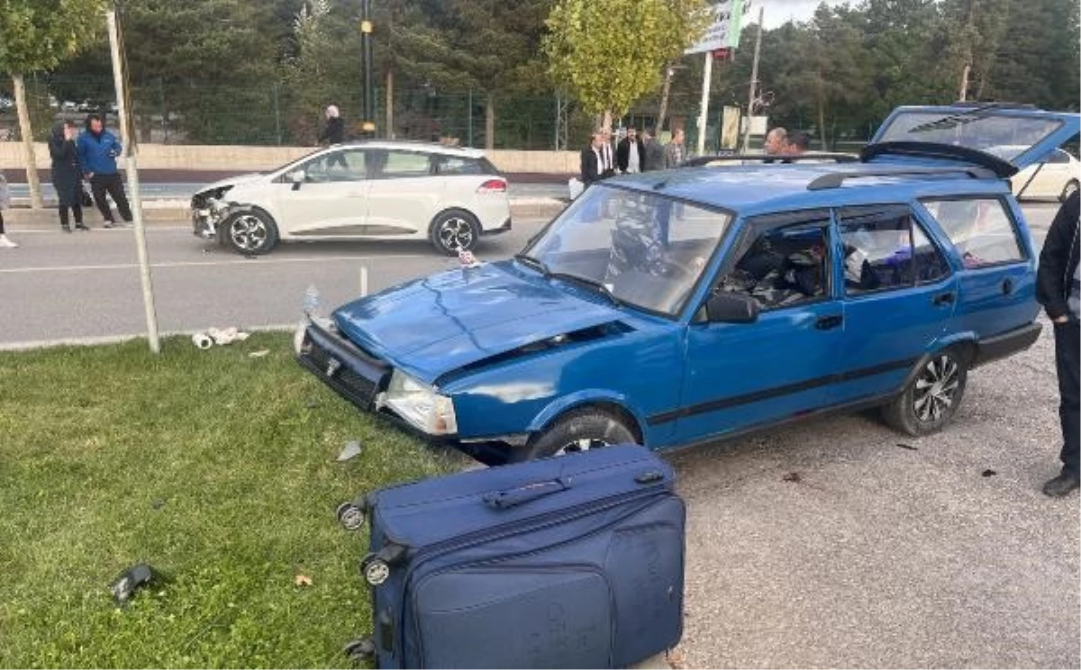 Sivas\'ta Otomobil Kazası: 5 Kişi Yaralandı