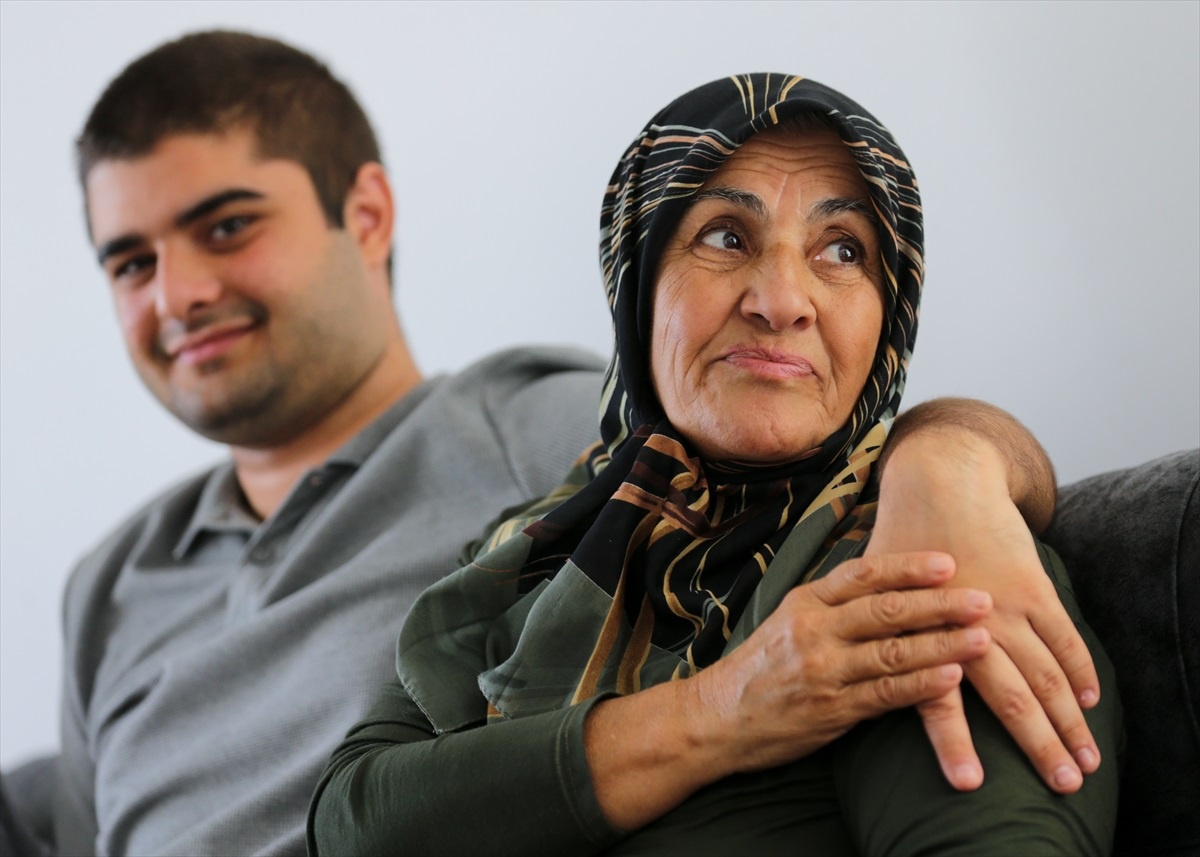 Otizmli Genç, Babaannesinin İlgi ve Sevgisiyle Zorlukları Aşıyor