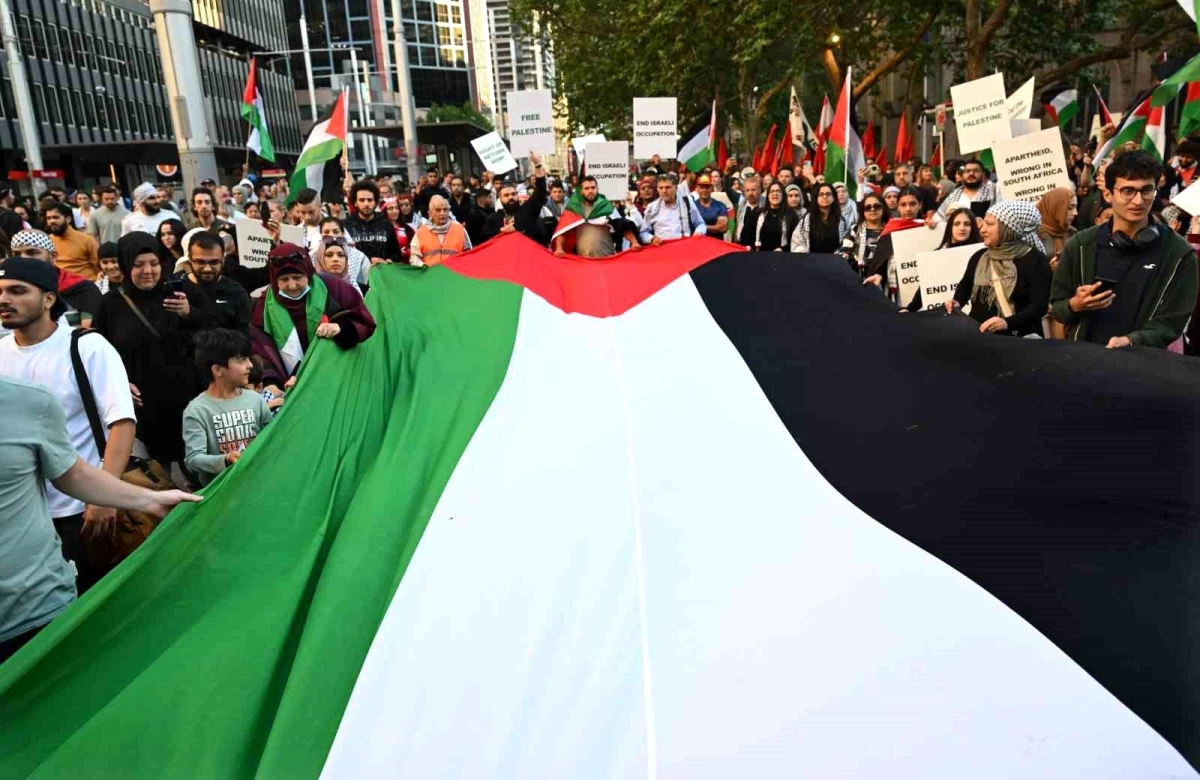 Avustralya\'da İsrail bayrağına karşı gösteri düzenlendi