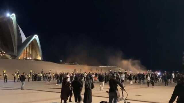 Sydney Opera Binası'nın İsrail bayrağı renkleriyle aydınlatılması protesto edildi Sydney Opera Binası'nın İsrail bayrağı renkleriyle aydınlatılması protesto edildi