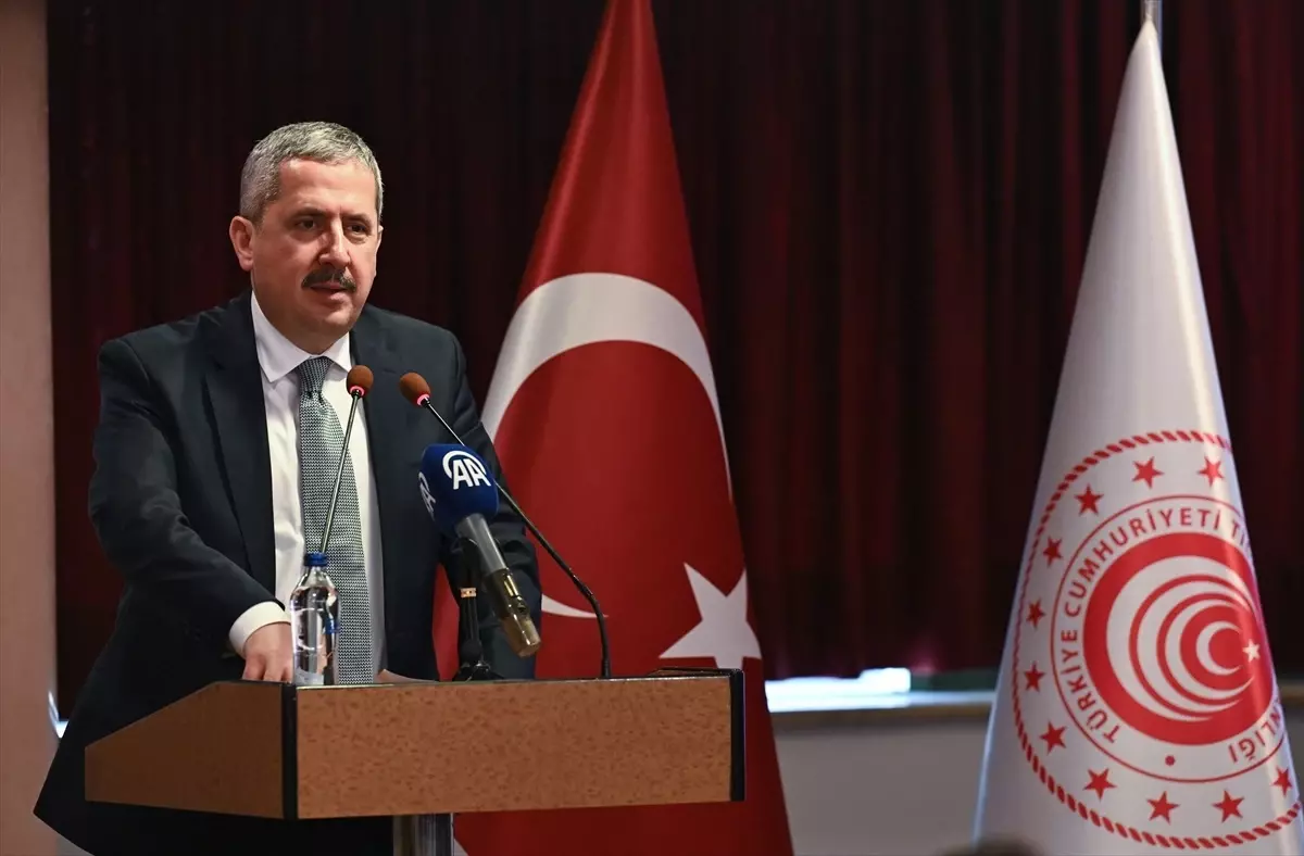 Ticaret Bakan Yardımcısı Mahmut Gürcan, İzmir\'de Esnaf ve Sanatkarların Sorunları ve Çözüm Önerileri Toplantısına Katıldı