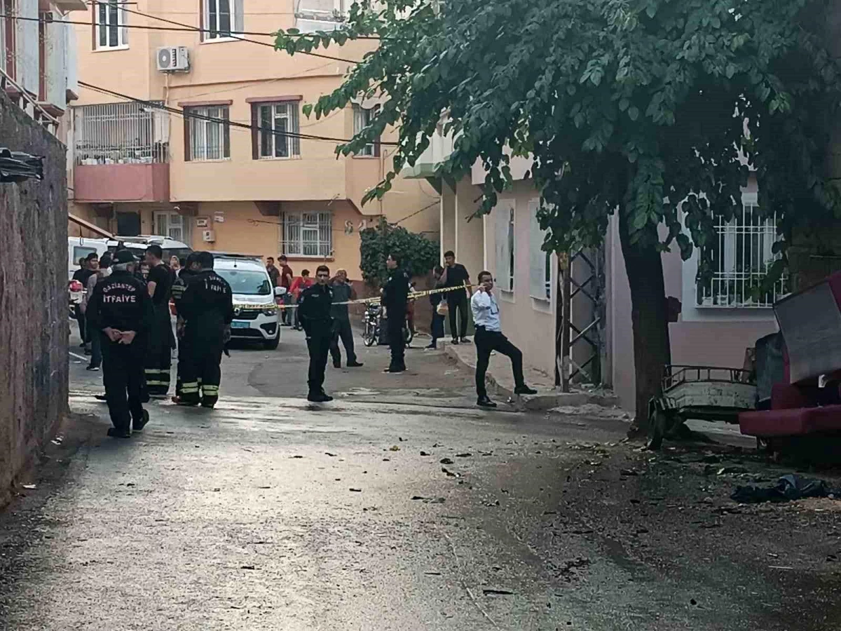 Gaziantep\'te Uyuşturucu Bağımlısı Şahıs Evini Ateşe Verip Etrafa Ateş Açtı