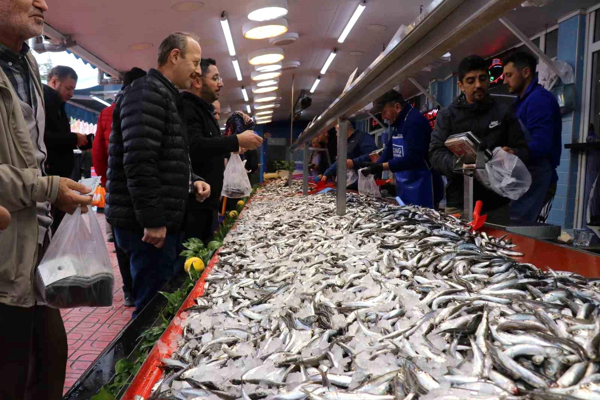 Bolu\'da Hamsi Tezgahlarda 100 Liradan Satılıyor