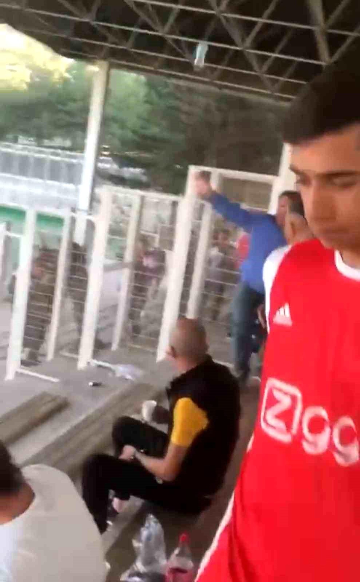 Bursa\'da futbol maçında taraftarlar arasında çıkan kavga polis müdahalesiyle son buldu