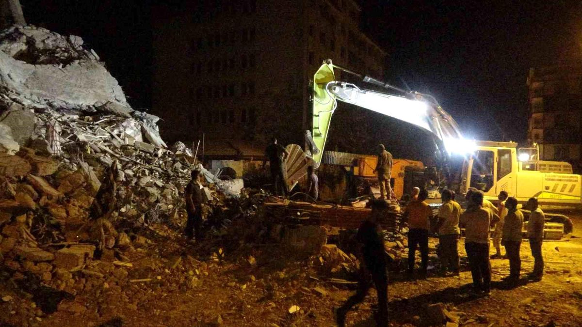 Hatay\'da ağır hasarlı bina yıkımında iş makinası üzerine çöktü