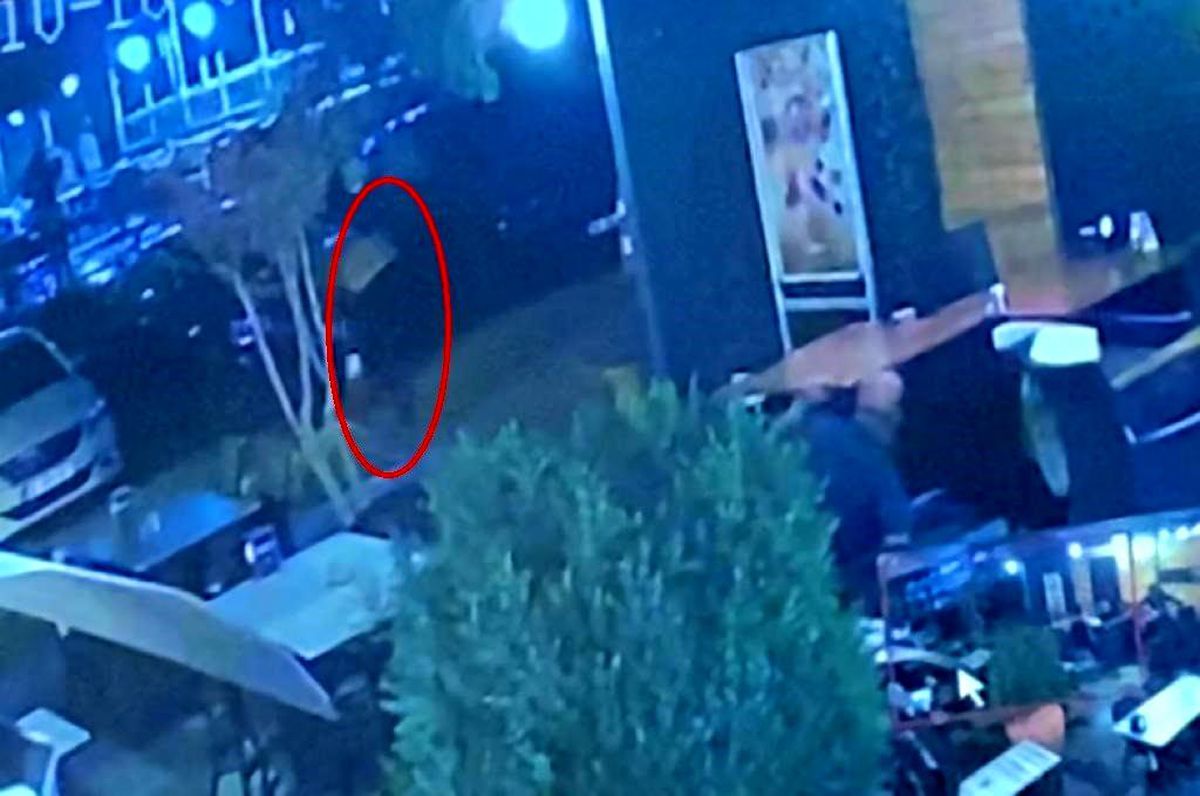 Diyarbakır\'da Şahıs Etrafa Ateş Açtı, İş Yerindeki Müşteriler Panikledi