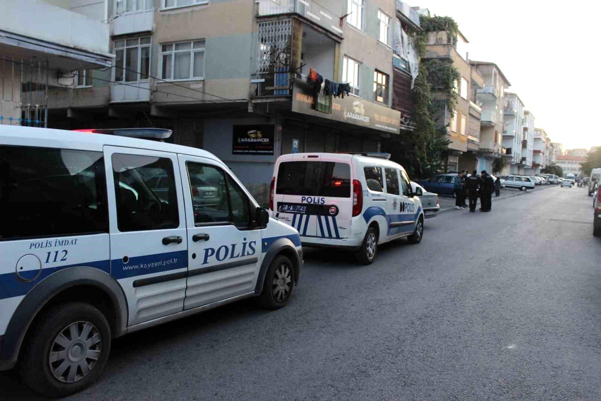 Kayseri\'de 3. kattan düşen genç kadın ağır yaralandı
