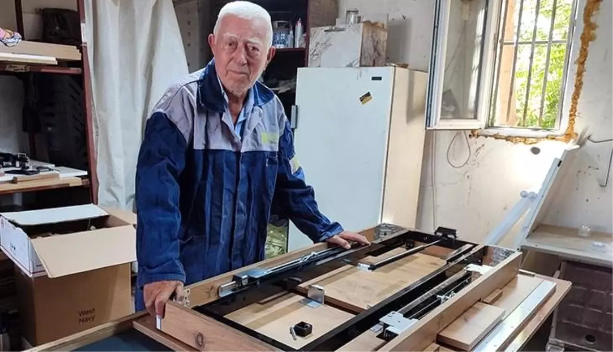 85 Yaşındaki Emekli Öğretmen Akıllı Sehpa Üretiyor