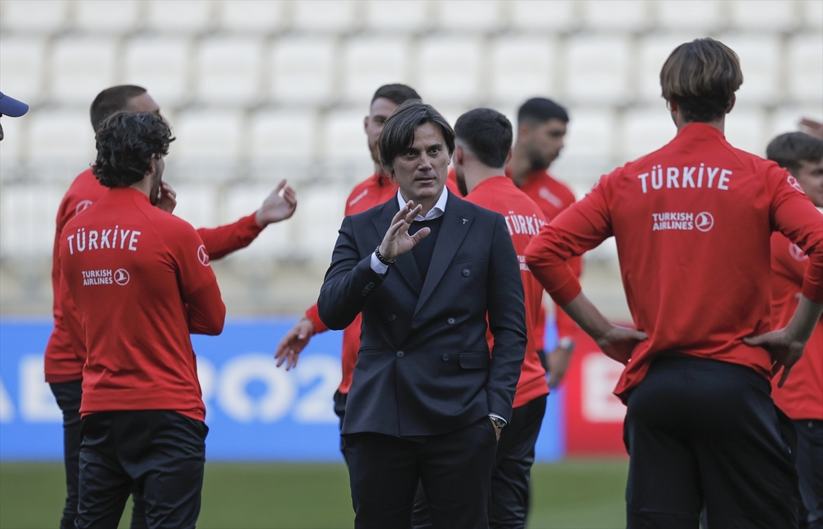 A Milli Futbol Takımı Hırvatistan maçı öncesi yürüyüş yaptı