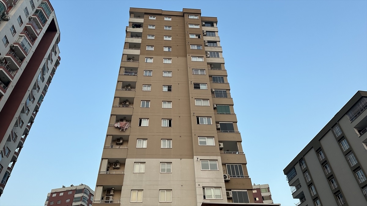 Adana\'da 12 yaşındaki çocuk apartmanın balkonundan düşerek hayatını kaybetti