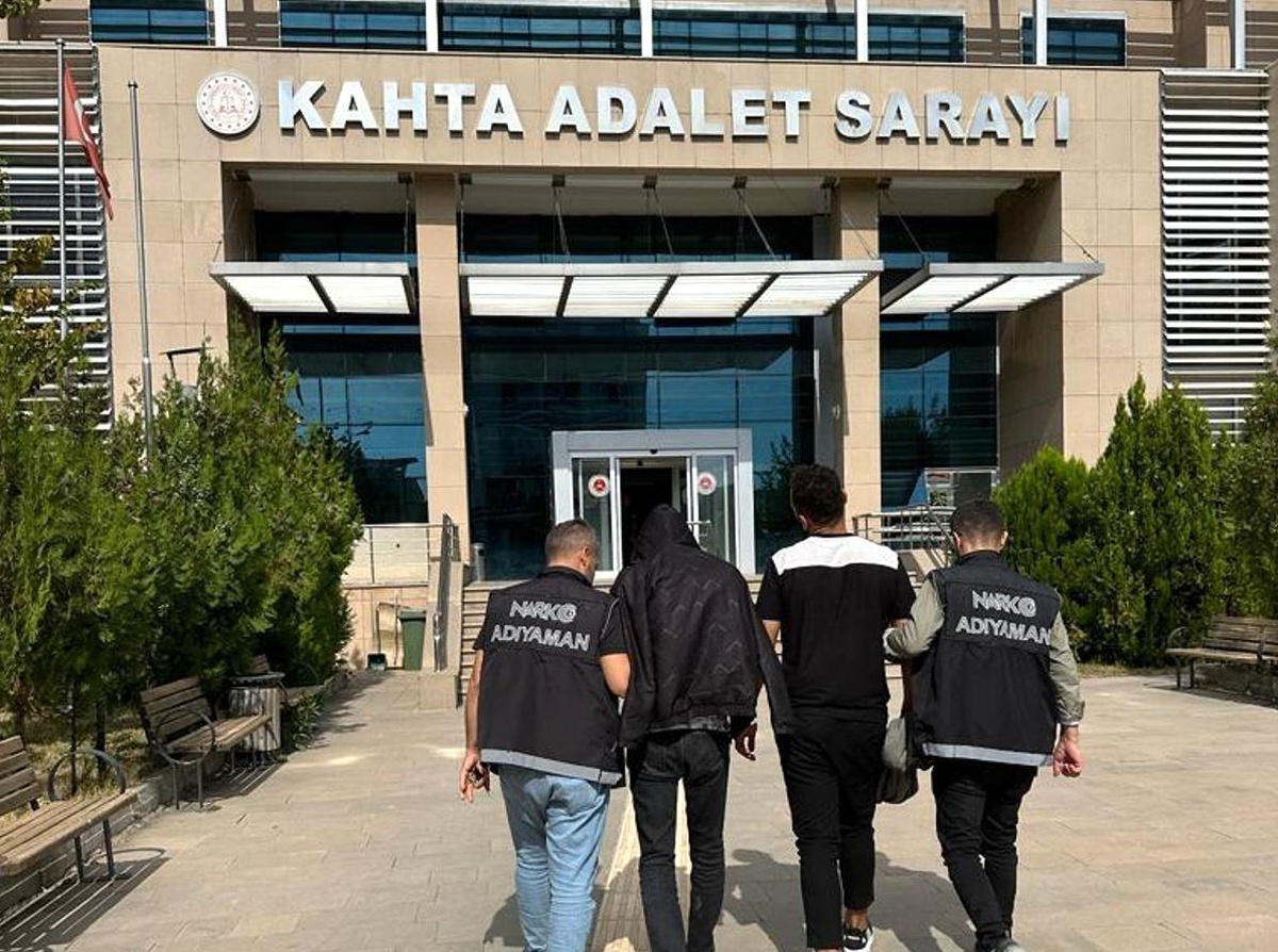 Adıyaman\'da Sokak Satıcılarına Operasyon: 2 Şüpheliden 1\'i Tutuklandı