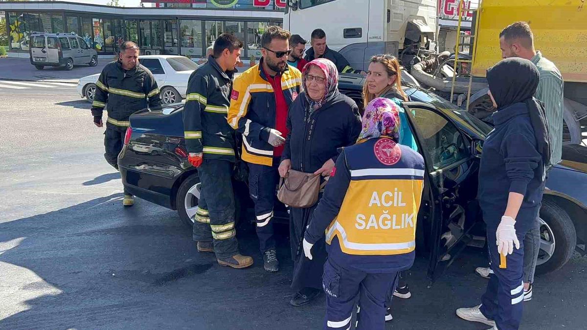 Aksaray\'da Kamyon ile Otomobil Çarpıştı: 2 Kişi Yaralandı