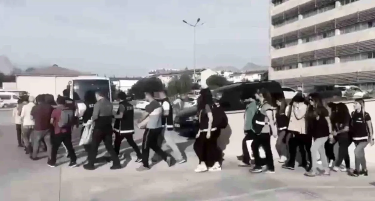 Antalya\'da Medikal Malzeme Dolandırıcılığı Operasyonu: 3 Kişi Tutuklandı