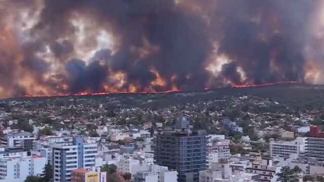 Arjantin'deki Orman Yangını Kent Merkezine Sıçradı