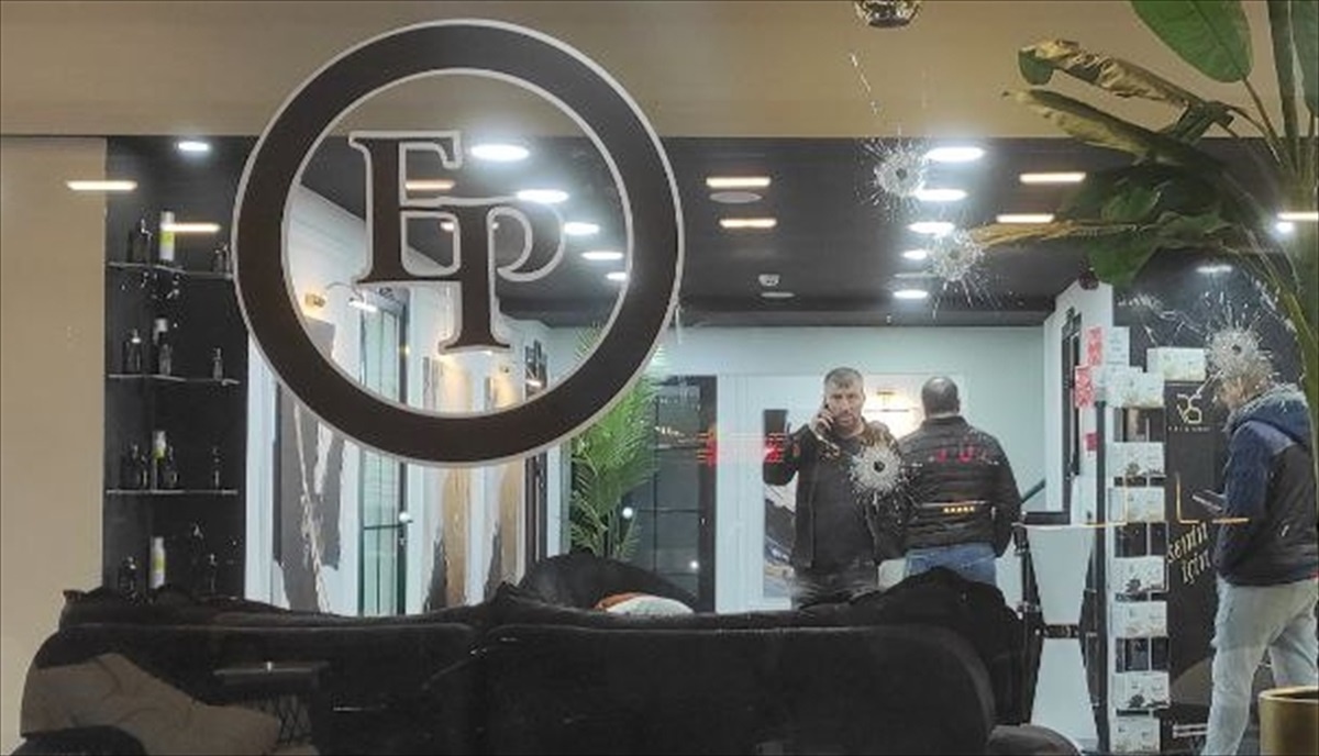 Ataşehir\'de Motosikletli Şüphelilerce Kuaför Salonuna Silahlı Saldırı
